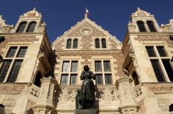 La facciata dell'hotel Groslot a Orléans, Francia. Situato nei pressi della cattedrale della Santa Croce, questo palazzo del XVI° secolo ha ospitato i re francesi Francesco II° ...