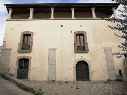 La facciata di Palazzo Bozzi, sede dell'Archeoclub di Pietrelcina, Campania. E' sede del museo civico cittadino - © Lucamato / Shutterstock.com
