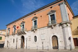 La facciata di Palazzo Calvino a Venosa, Basilicata. Attuale sede del Municipio cittadino, questo edificio ospita al suo interno una tavola di marmo su cui sono iscritti i nomi dei magistrati ...