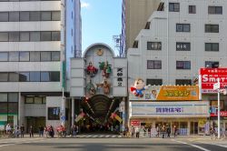 La facciata di Shinsekai Market Street a Osaka, Giappone. Con circa 19 milioni di abitanti, Osaka è la seconda più grande area metropolitana del paese - © Carlos Huang / Shutterstock.com ...