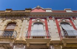 La facciata di un antico palazzo signorile a Bunol, Spagna.

