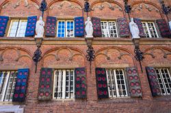 La facciata di un edificio chiamato Stevenskerkhof a Nijmegen, Olanda.
