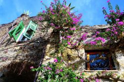 La facciata di un edificio di Bussana Vecchia, Sanremo, Italia.

