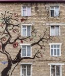 La facciata di un edificio dipinta con un albero stilizzato a Step'anakert, Nagorno Karanakh  - © Davit Andreasyan / Shutterstock.com