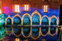 La facciata di un edificio durante il Festival delle Luci a Chartres, Francia, by night.

