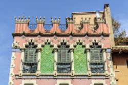 La facciata di un edificio modernista nella vecchia città di Olot, Catalogna, Spagna.


