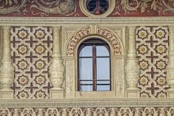 La facciata di un palazzo rinascimentale nel centro storico di Vigevano in Lombardia