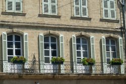 La facciata di un palazzo storico a Salon-de-Provence, cittadina di circa 45.000 abitanti nel dipartimento francese di Bouches-du-Rhône - foto © Claudio Giovanni Colombo / Shutterstock.com ...