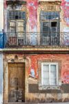 La facciata di un vecchio palazzo di Olhao in Algarve, Portogallo.



