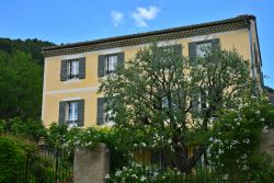 La facciata di una casa tradizionale con muri in stucco a Fontaine-de-Vaucluse (Francia) - © Eleni Mavrandoni / Shutterstock.com