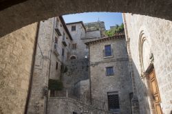 La facciata di una chiesa nel centro storico di Civitella del Tronto, borgo medievale in Abruzzo.