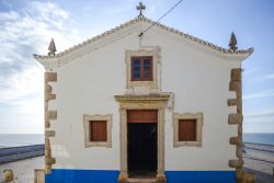 La facciata di una graziosa chiesa antica a Ericeira, Portogallo.



