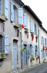La facciata di una tipica casa nel borgo di Saint-Bertrand-de-Comminges (Francia): porte e persiane in legno color azzurro pastello - © Sinuswelle / Shutterstock.com