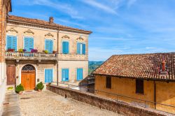 La facciata di una vecchia casa di La Morra, Cuneo, Piemonte. Le ante in legno, tinteggiate di azzurro, riprendono il colore del cielo in questa splendida giornata soleggiata fra le Langhe piemontesi
 ...