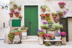La facciata di una vecchia casa in pietra a Monopoli, ...