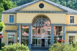 La facciata di uno stabilimento termale a Cauterets, Francia. Questo villaggio situato nel dipartimento degli Alti Pirenei è famoso proprio per le sue acque benefiche - © mimohe ...