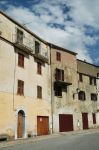 La facciata di vecchi edifici in una stradina di Venaco, Alta Corsica.
