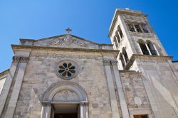 La facciata e il campanile della chiesa di San Michele a Sant'Agata di Puglia, Italia. Esistente già nel XII° secolo, questa chiesa è stata ricostruita nel 1938 in stile ...