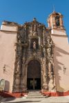 La facciata esterna del Tempio di San Diego a Guanajuato, Messico. Riccamente decorato in pietra, l'edificio si presenta con un campanile e un portale con sculture.

