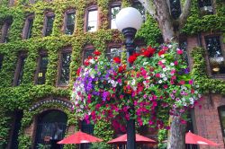 La facciata fiorita di un edificio in Pioneer Square a Seattle, Washington.
