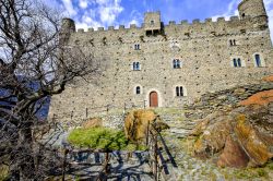 La facciata imponente del Castello Ussel a Chatillon in Valle d'Aosta - © Massimo Santi / Shutterstock.com