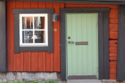 La facciata in legno rosso di una casa nel centro storico di Vasteras, Svezia - © Lev Levin / Shutterstock.com