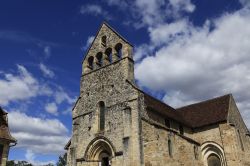 La facciata in pietra della chiesa di Beaulieu-sur-Dordogne, Francia.
