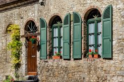 La facciata in pietra di una vecchia casa a Provins, Francia.

