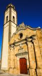 La facciata in pietra e il campanile della chiesa della Beata Vergine delle Grazie. Siamo a Masullas in Sardegna