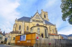 La facciata posteriore della cattedrale cattolica di Nevers, Francia - © RnDmS / Shutterstock.com