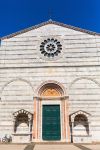 La facciata principale della chiesa di San Francesco a Lucca, Toscana. Oggi sconsacrata, questa ex struttura religiosa ospita concerti e manifestazioni culturali. In stile gotico, fu iniziata ...