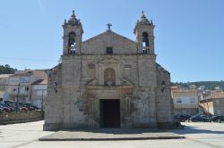 La facciata principale della chiesa di Santa Liberata a Bayonne, Francia - © Raul Bal / Shutterstock.com