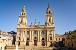 La facciata principale della Saint Mary's Cathedral di Lugo, Galizia. Spagna. Spiccano le due belle torri campanarie.
