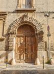 La facciata principale di Palazzo Cafaro a Brindisi, Puglia. Al civico 19 di via Carmine, questo edificio dal tipico gusto barocco venne fatto costruire nel 1692 da Antonio Nicola Cafaro. Si ...