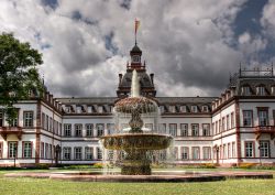 La facciata principale di Schloss Philippsruhe  con fontana ad Hanau in Germania