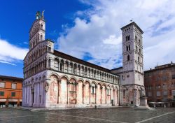 La facciata romanica della chiesa di San Michele in Foro a Lucca, Toscana. E' situata su un rialzo in pietra delimitato da 4 colonne marmoree collegate da pesanti catene metalliche. Iniziata ...