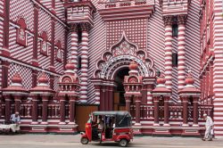La facciata rossa e bianca della moschea Jami-Ul-Alfar a Colombo, Sri Lanka: si trova nel cuore del bazaar di Pettah, uno degli storici distretti della città - © Athikhom Saengchai ...