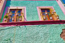 La facciata verde acqua di un edificio nel centro di Guanajuato, Messico.
