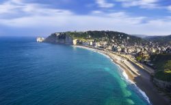 La Falaise d'Amont e la città di Etretat, Normandia, Francia - © ventdusud / Shutterstock.com