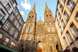 La famosa cattedrale di Nostra Signora dell'Assunzione a Clermont-Ferrand, Francia. E' soprannominata cattedrale "nera" perchè costruita in pietra lavica. E' impreziosita ...