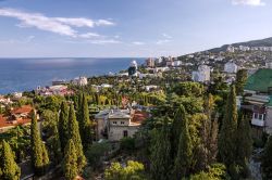 La famosa città di Jalta, Crimea. Passeggiando per il centro abitato e per i dintorni si possono ammirare monumenti architettonici di grande pregio.



