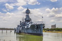 La famosa Dreadnought ancorata a Houston, Texas. Questa corazzata monocalibro fu un tipo particolare di nave da battaglia sviluppato a partire dai primi anni del XX secolo e entrata in funzione ...