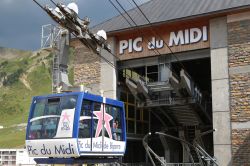 La famosa funicolare che conduce al Pic du Midi de Bigorre (Francia) da La Mongie. Sulla cima della vetta dei Pirenei si trova l'osservatorio astronomico del XIX° secolo - © Pierre ...