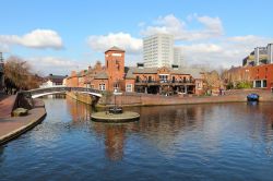 La famosa rotonda Birmingham-Fazeley all'incrocio di due canali della città, Inghilterra.
