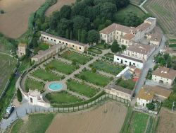 La fattoria di Travalle vista dall alto a Calenzano, con giardino all'italiana - © Lmagnolfi - CC BY-SA 4.0 - Wikipedia
