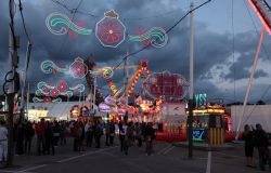 La Feria de Mayo di Estepona, Spagna, ina una serata nuvolosa. Il 15 maggio si festeggia San Isidro, patrono degli agricolotori  - © Philip Lange / Shutterstock.com