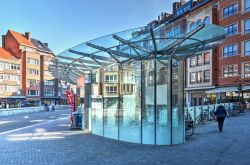 La fermata del bus in piazza Rector de Somer nel centro storico di Leuven (Belgio) chiuso al traffico veicolare - © Frans Blok / Shutterstock.com