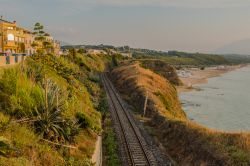 La ferrovia costiera che collega Palermo a Traponi fotografata a Ballestrate, Sicilia