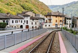 La ferrovia di Tirano si collega alla Svizzera, con il percorso del celebre Trenino Rosso del Bernina - © Ratikova / Shutterstock.com
