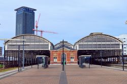 La ferrovia Hollands Spoor di Den Haag, Olanda. E' la più antica stazione dei treni della città: venne aperta al pubblico nel 1843 anche se l'attuale edificio risale a ...